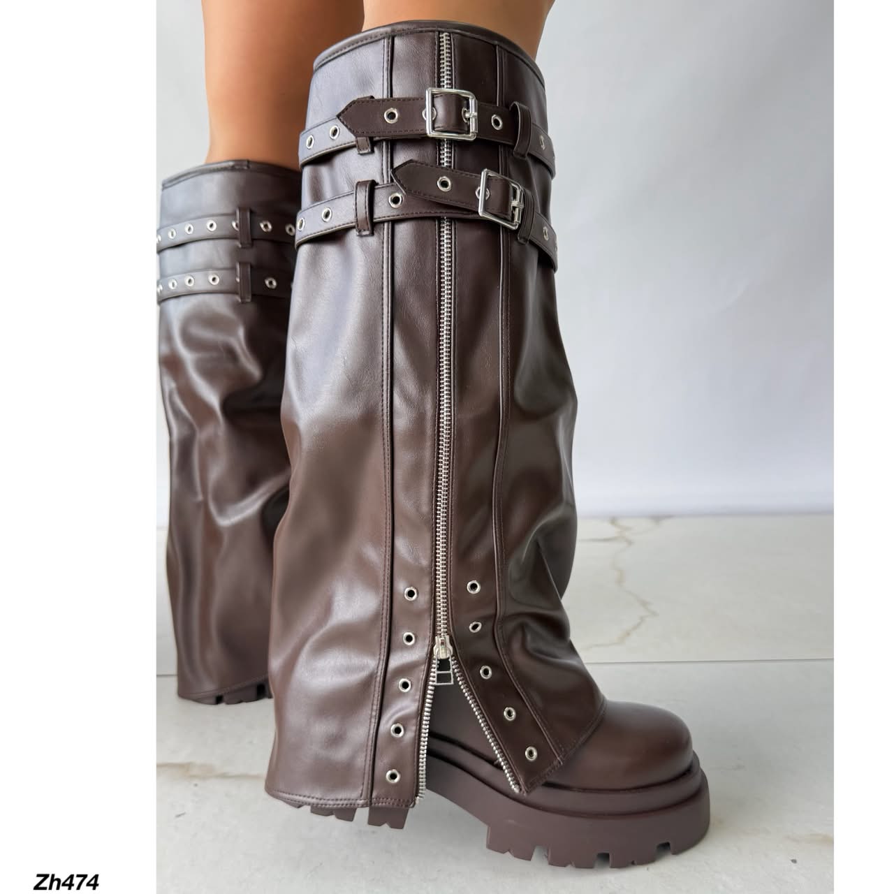 Bota caña alta café doblez detalle correa y cierre plateado suela 6cm HX3079-B9578